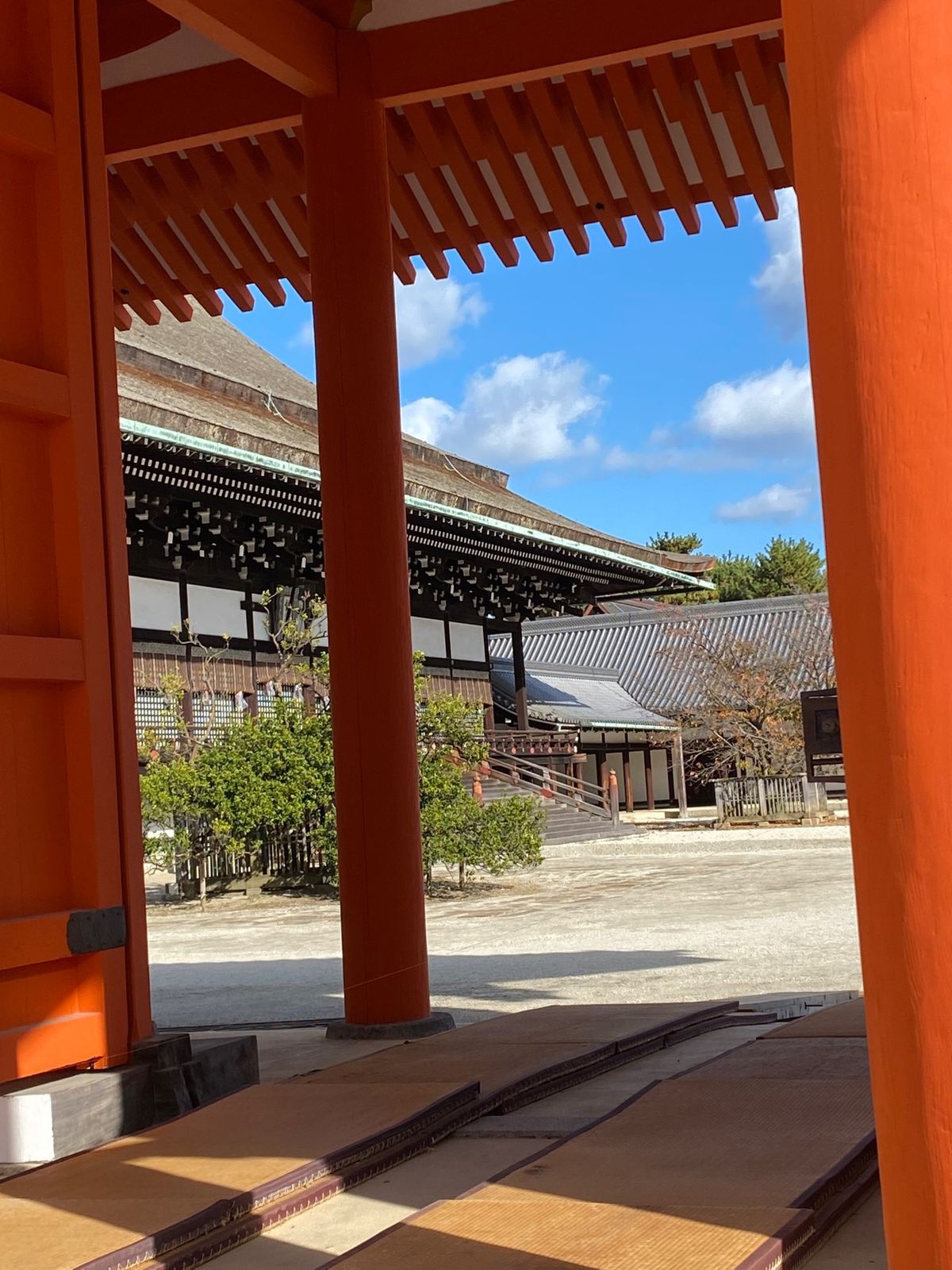 京都　御所
●御車寄
●月華門から覗いた紫宸殿
●承明門から覗いた紫宸殿
...