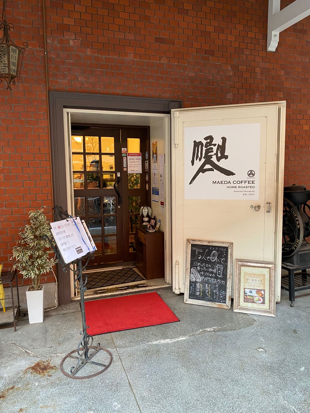 京都

●現在の本能寺
●京都文化博物館
●京都文化博物館の奥にある前田珈...