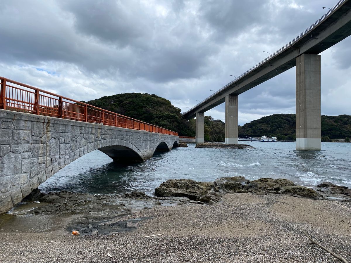 弁天島の呼子岩脈群

遊歩道を進むと
呼子大橋の下に弁天神社が⛩

晴れて...