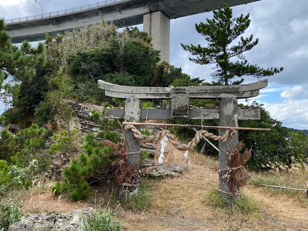 日本・佐賀県「呼子でイカ難民🦑」の写真：弁天島の呼子岩脈群

遊歩道を進むと
呼...