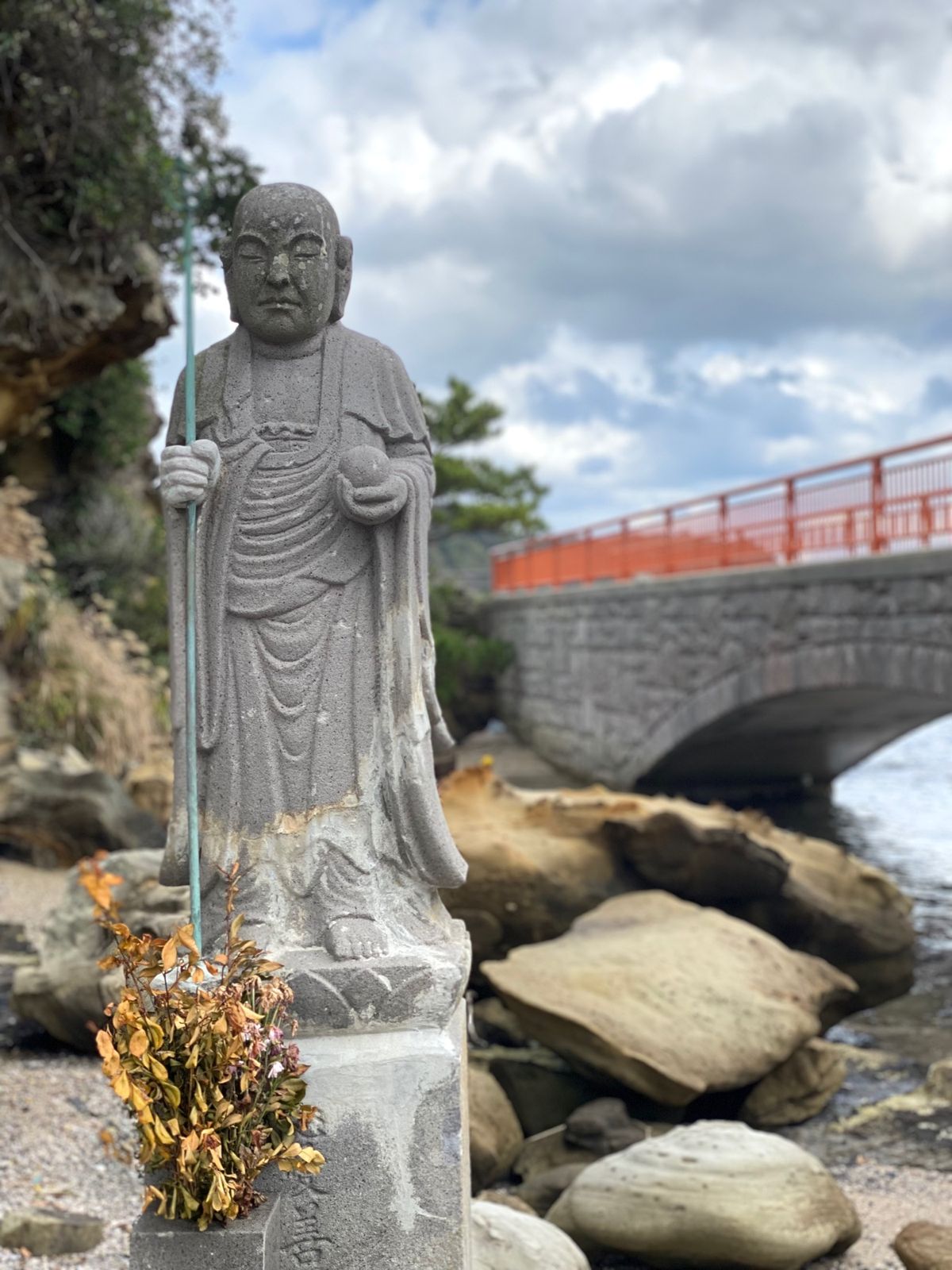 弁天島の呼子岩脈群

遊歩道を進むと
呼子大橋の下に弁天神社が⛩

晴れて...