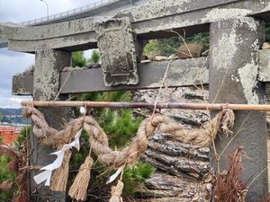 弁天島の呼子岩脈群

遊歩道を進むと
呼子大橋の下に弁天神社が⛩

晴れて...