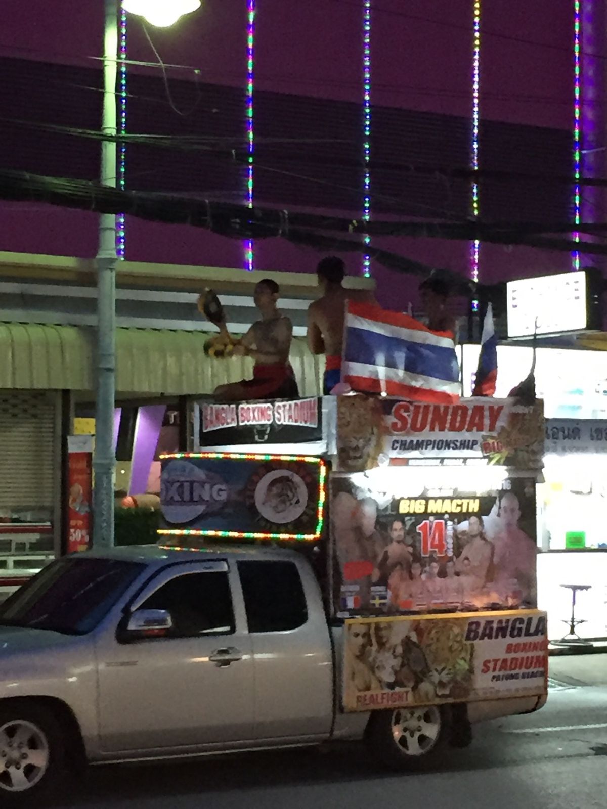 プーケットの旅

一枚目は、マリオットから車で5分ぐらいの所にあるタイ料理...