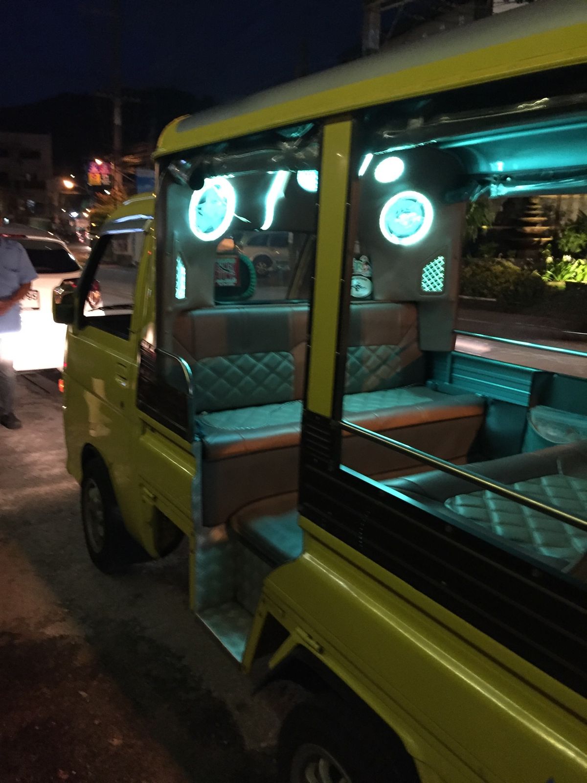 プーケットの旅

一枚目は、マリオットから車で5分ぐらいの所にあるタイ料理...