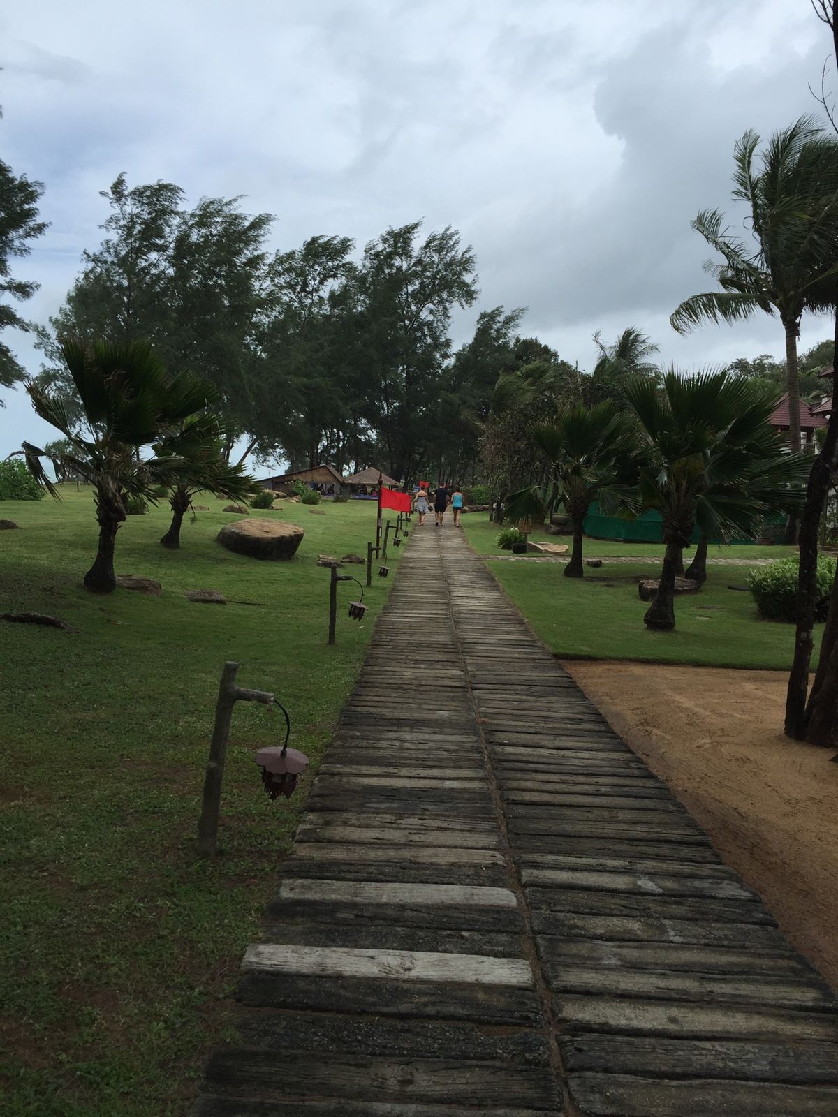 プーケットの旅

一枚目は、マリオットから車で5分ぐらいの所にあるタイ料理...