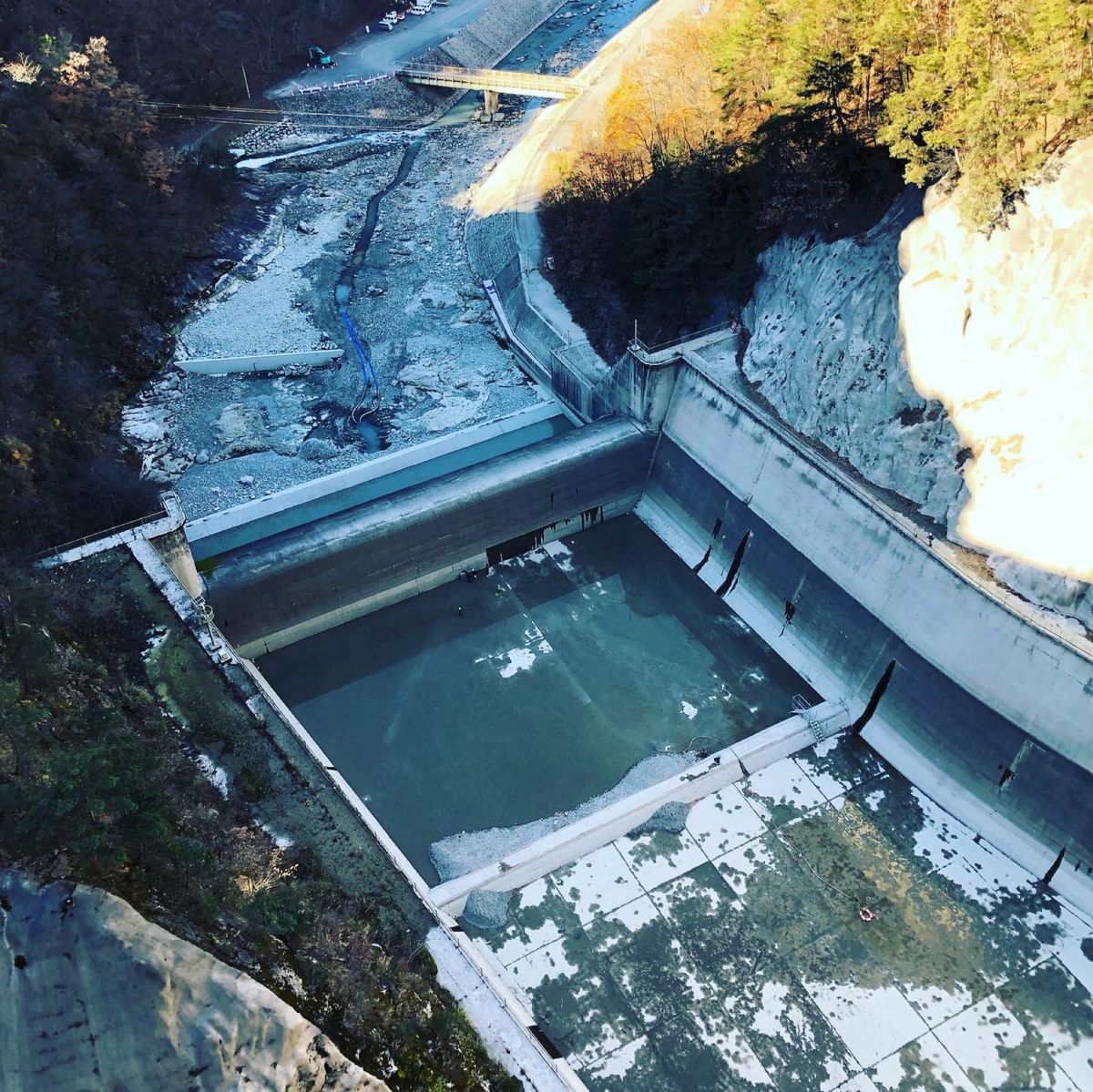 飯田線、伊那大島駅から車で20分くらいで到着。
小渋ダムは、アーチ型コンク...