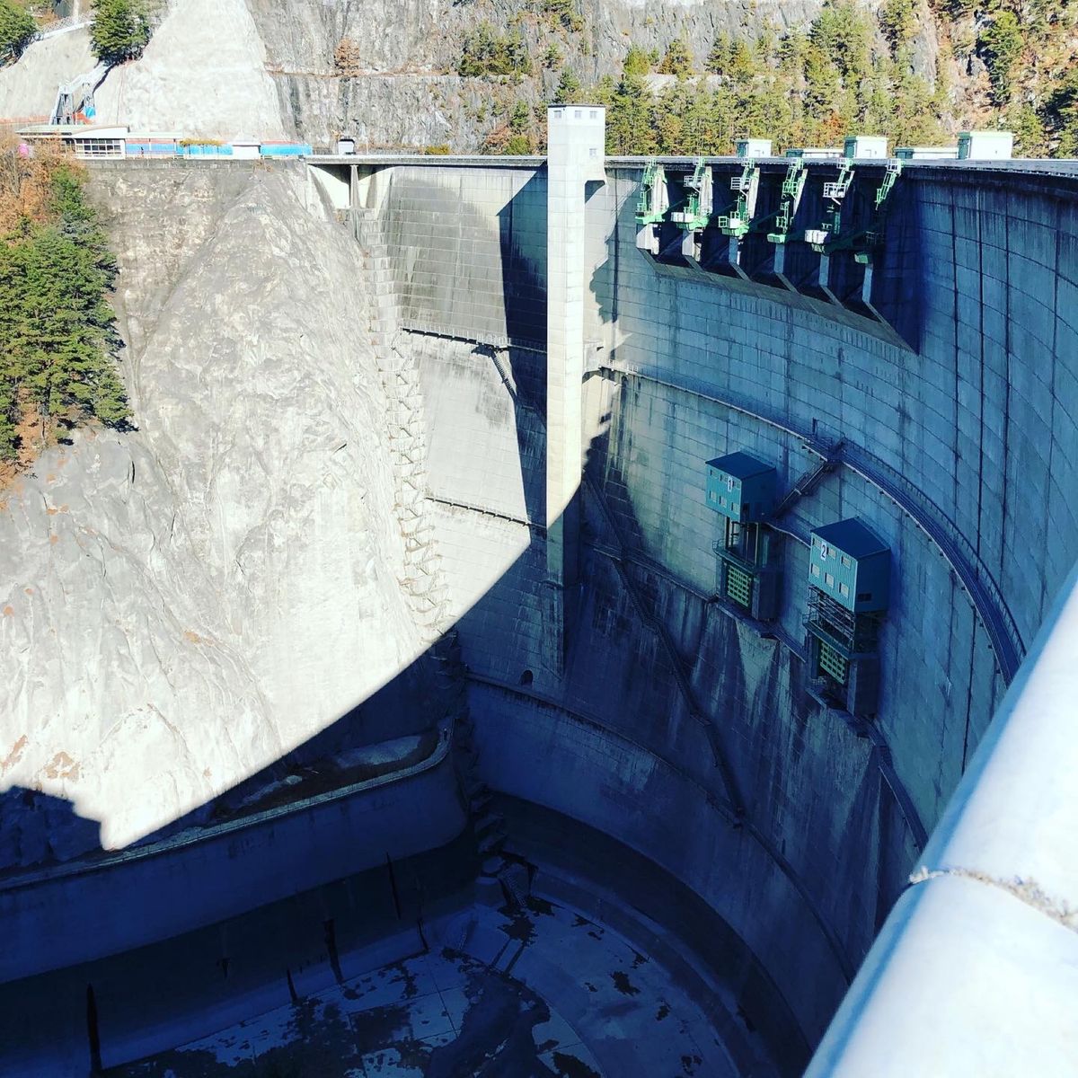 飯田線、伊那大島駅から車で20分くらいで到着。
小渋ダムは、アーチ型コンク...