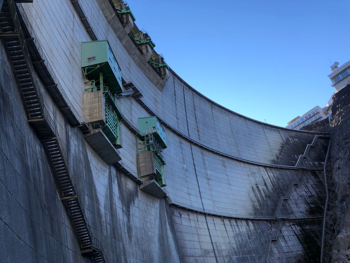 減勢工見学は28日の朝から。一番乗りで到着。

普段は水が入っている減勢工...