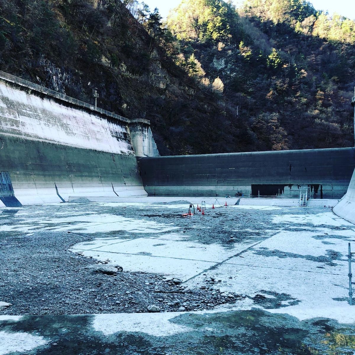 減勢工見学は28日の朝から。一番乗りで到着。

普段は水が入っている減勢工...