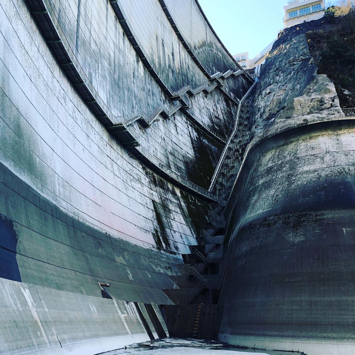 減勢工見学は28日の朝から。一番乗りで到着。

普段は水が入っている減勢工...