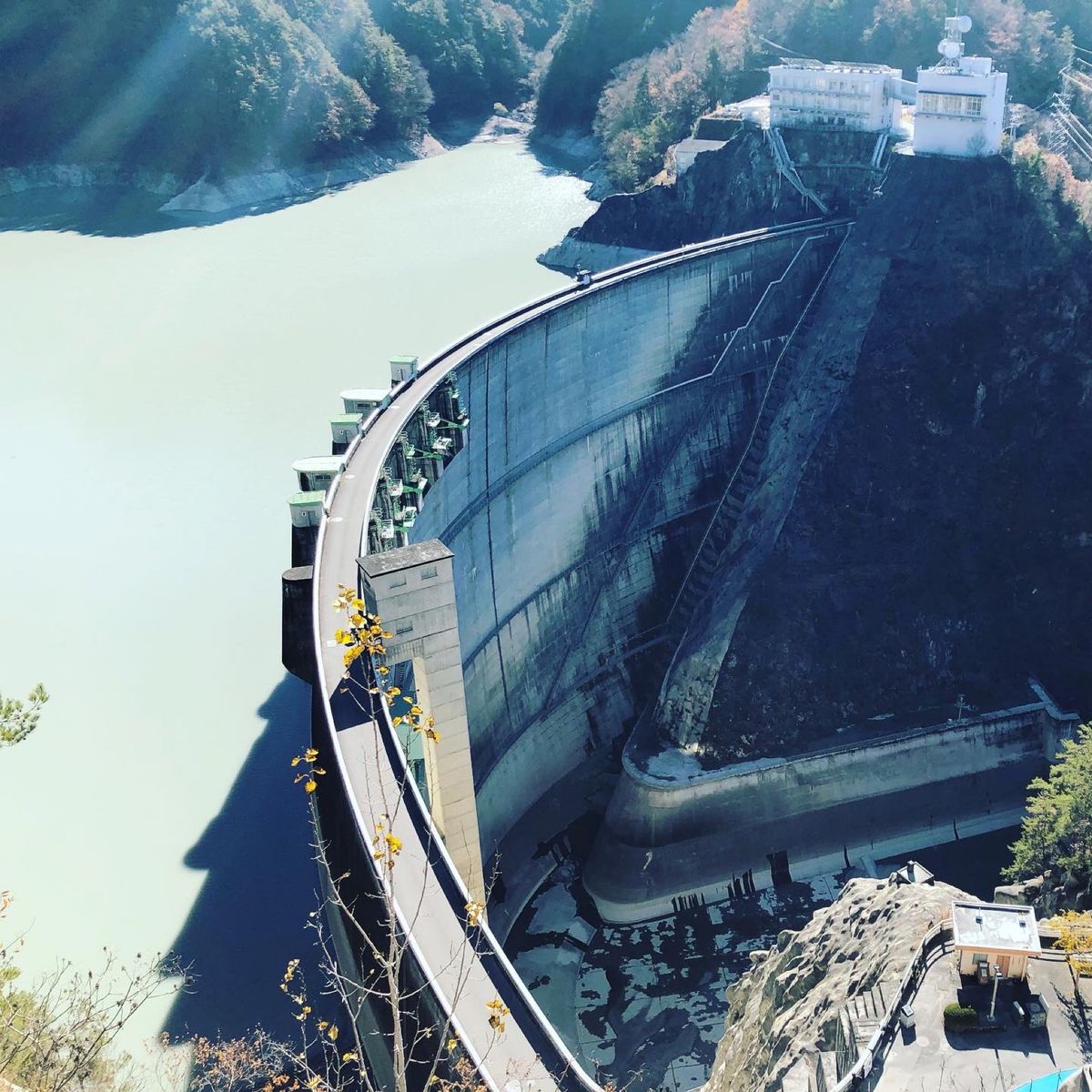 飯田線、伊那大島駅から車で20分くらいで到着。
小渋ダムは、アーチ型コンク...