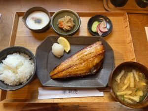 ランチは羽釜炊きの近江米が売りのお店。縞ホッケの開きも大変美味しゅうござい...