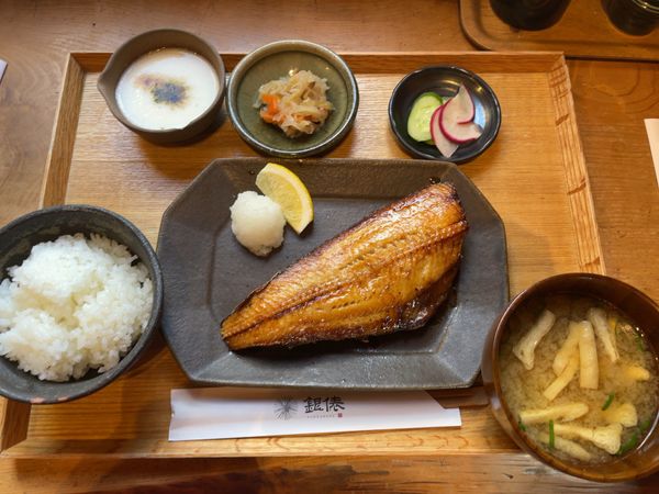 日本・滋賀県「近江・湖南三山の紅葉2021」の写真：ランチは羽釜炊きの近江米が売りのお店。縞...