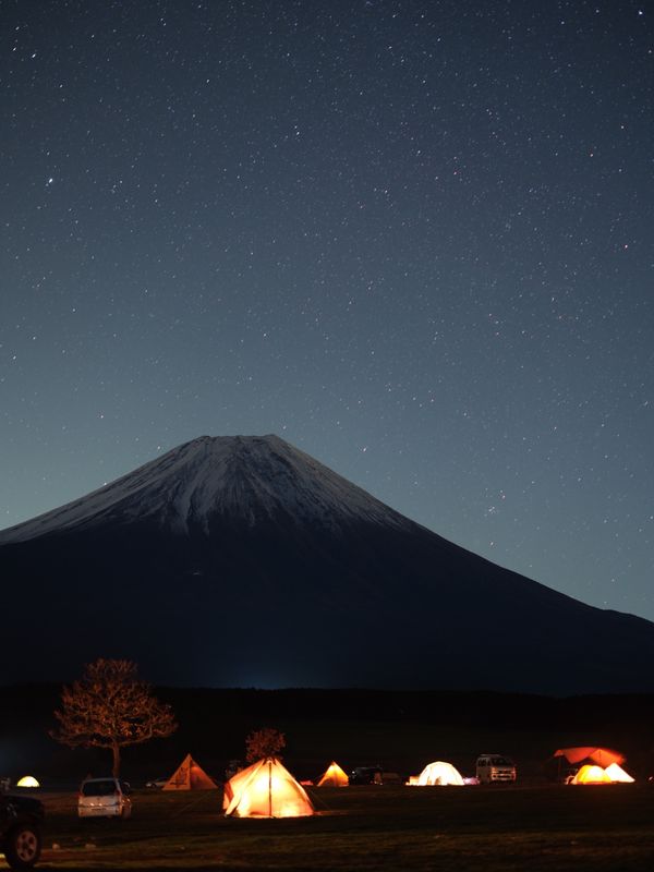 日本・山梨県「ふもとっぱらキャンプ　2021ラスト」の写真：富士山と、星空

-3度だったけど澄んだ...