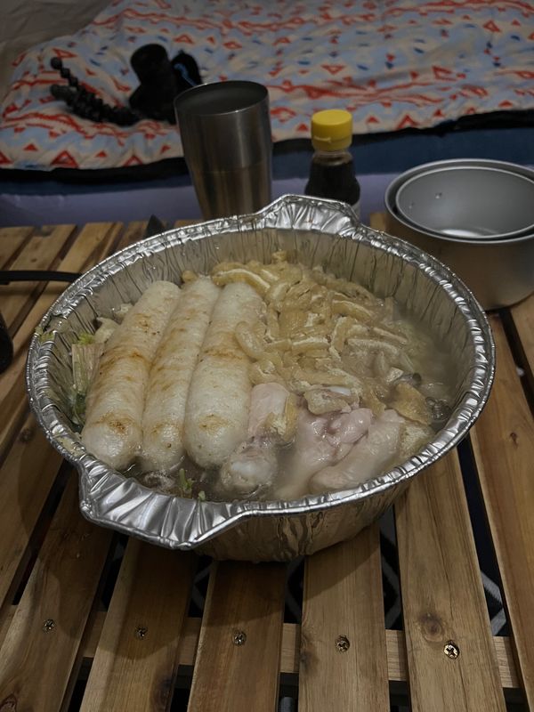 日本・山梨県「ふもとっぱらキャンプ　2021ラスト」の写真：夕飯はきりたんぽ鍋。
見た目は悪いけど、...