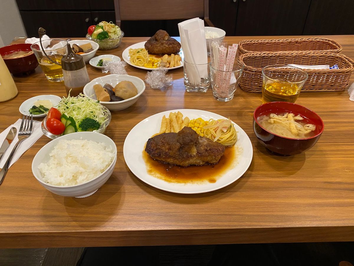 カラオケデビューからの夕食は管理人さん特製ハンバーグ！
凜桜もたくさん食べ...