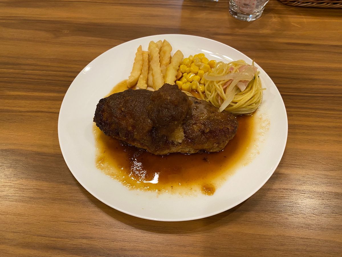 カラオケデビューからの夕食は管理人さん特製ハンバーグ！
凜桜もたくさん食べ...