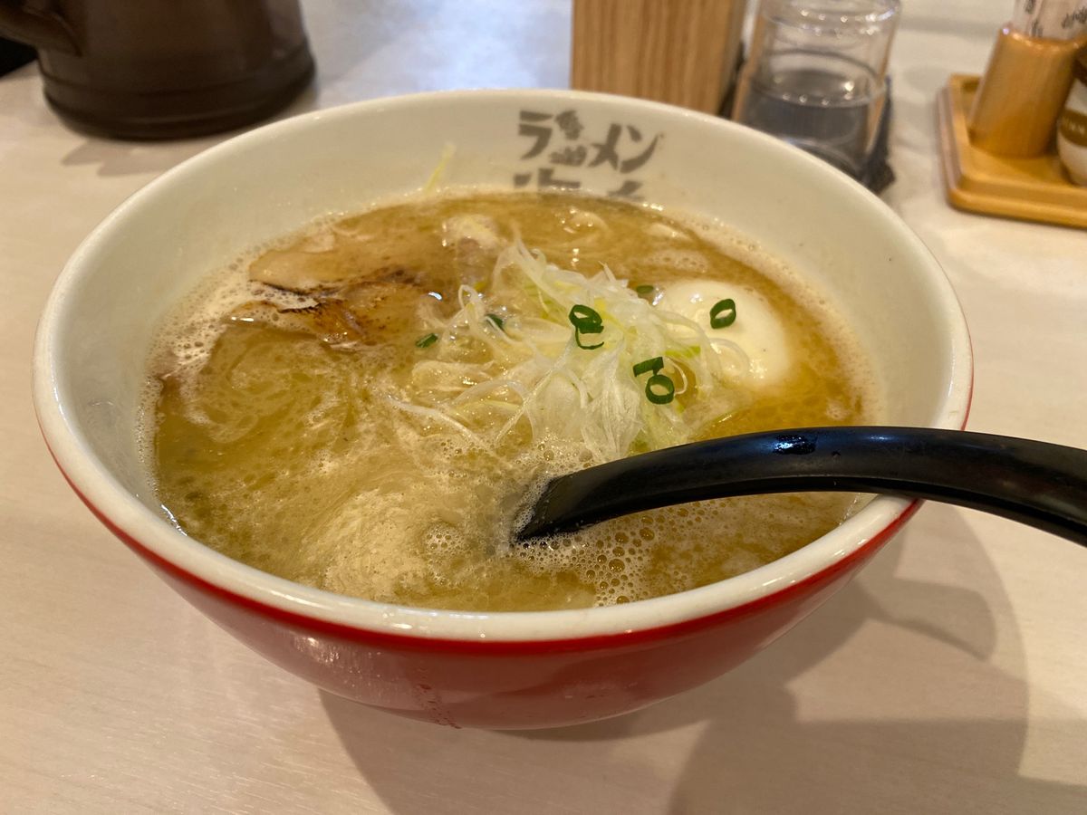 FUKのラーメン鳴海さんでラーメンをいただいて今回の福岡旅行を締めました。...