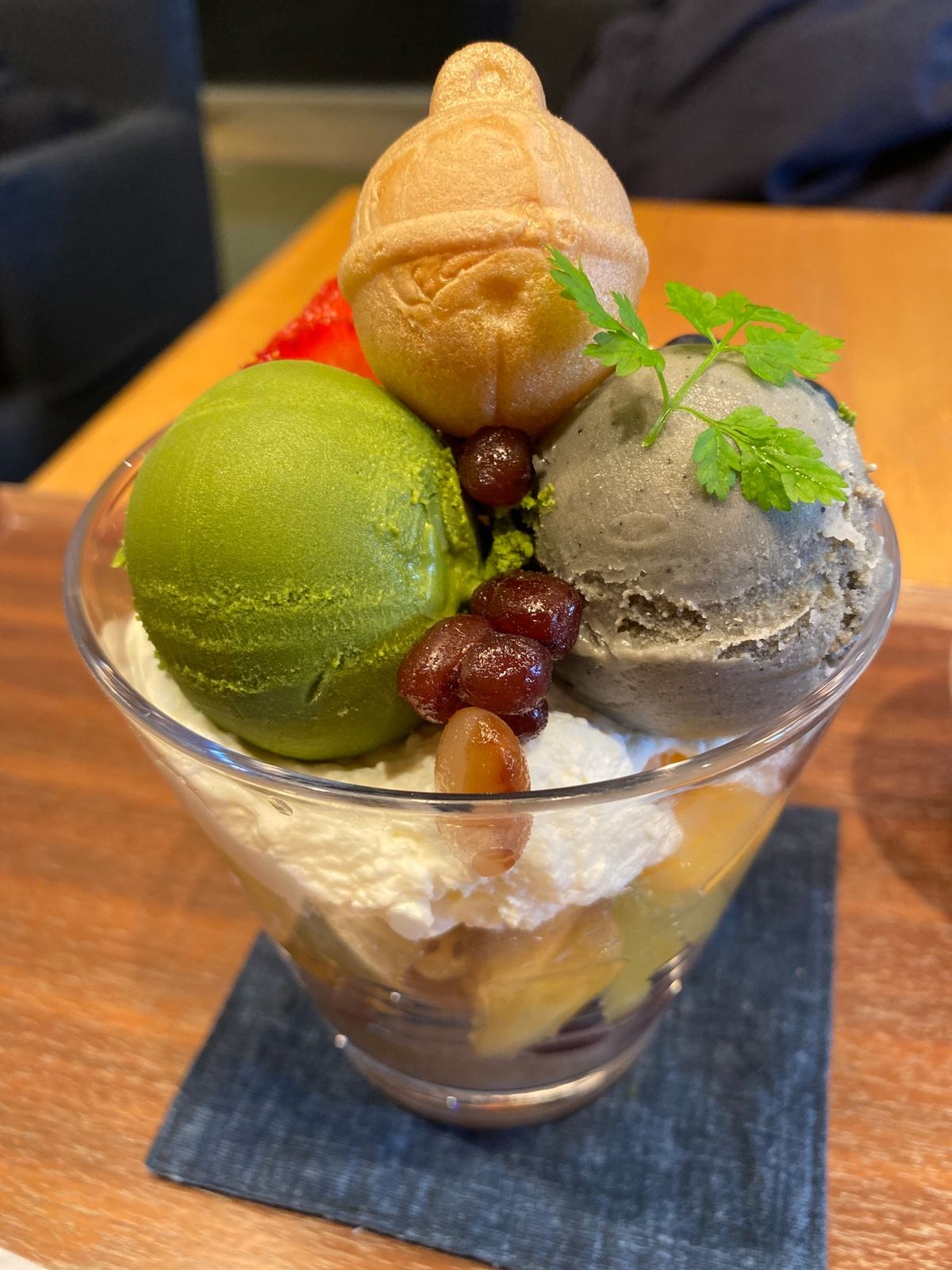 おやつは鈴懸のパフェ。
ほうじ茶がとっても合う。