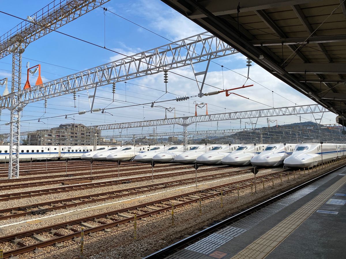 博多から博多南まで新幹線の旅。
片道8分、往復16分の短い旅でも新幹線はス...