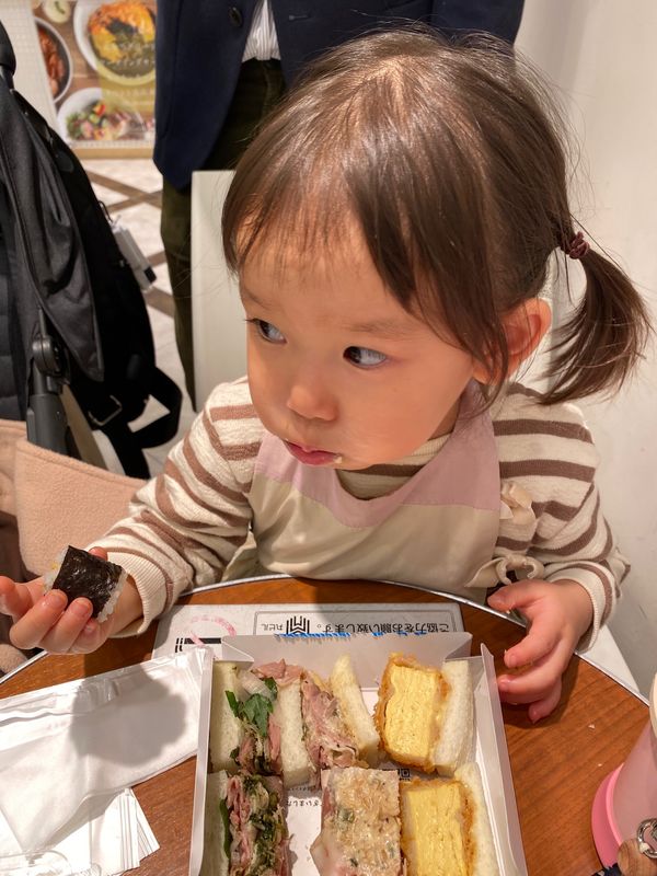 日本・千葉県「妻が泊まってみたいというホテル宿泊の旅」の写真：どこも混んでいたのでお部屋で夕食