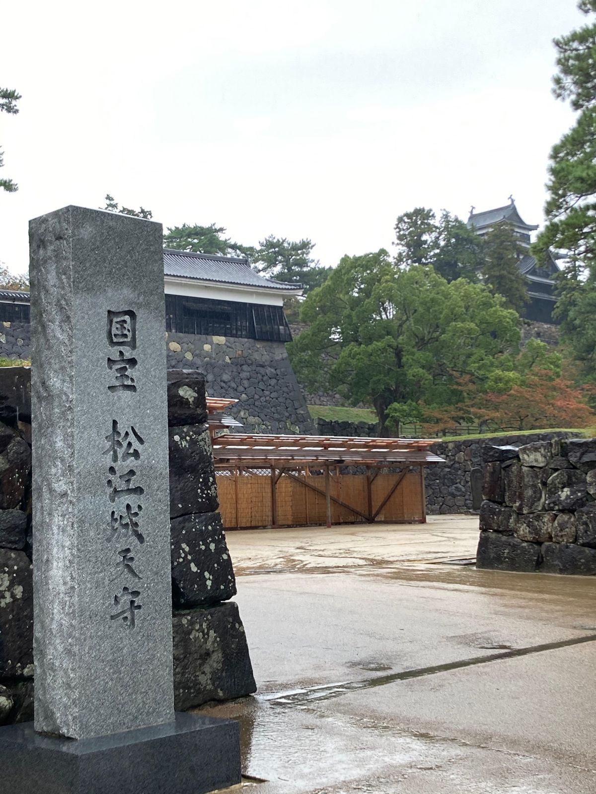 ⭐︎松江城⭐︎
・国宝　松江城
・雨も滴る良いお城
・城内の柱に隠された♡...