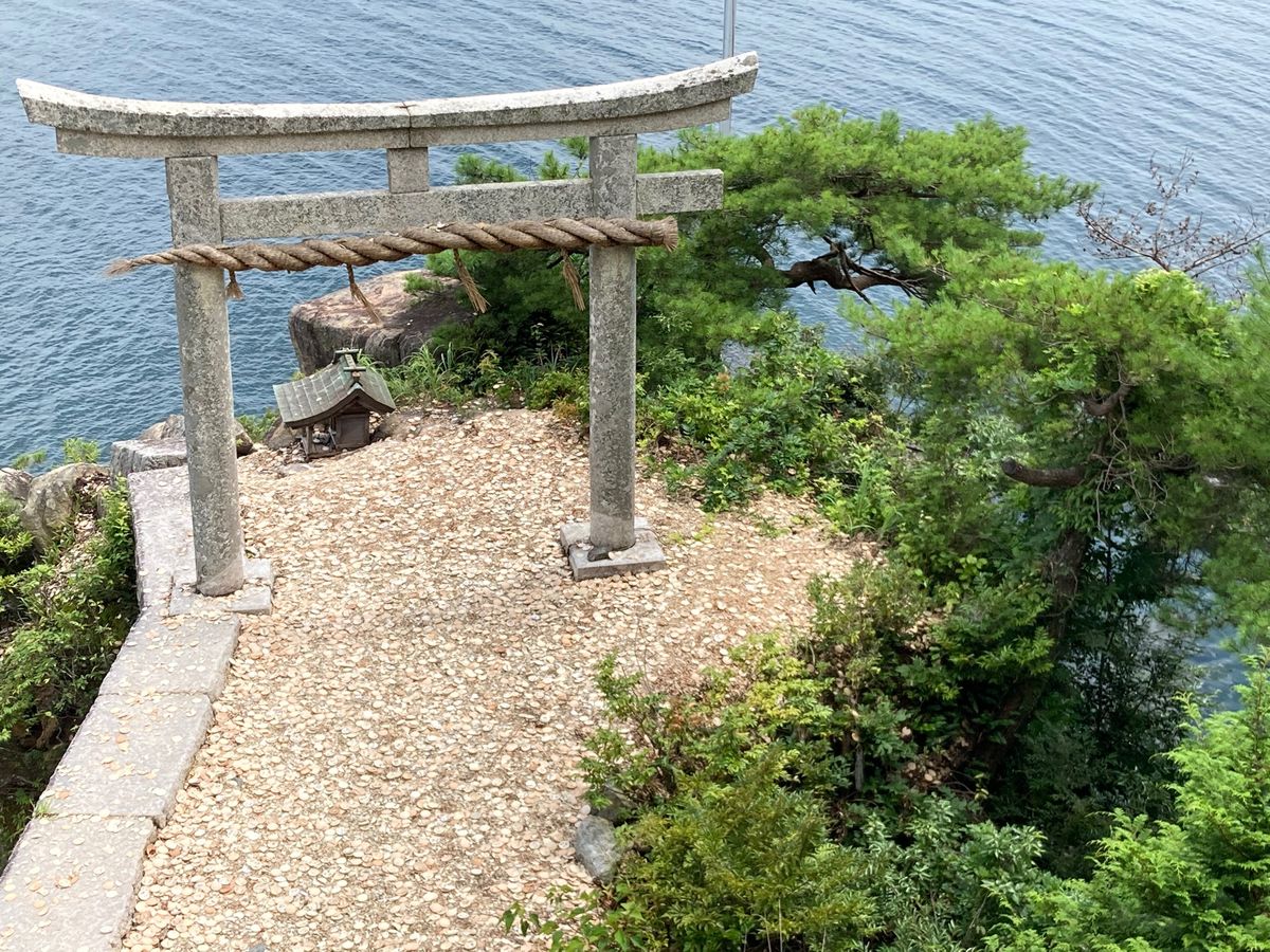 ⭐︎竹生島⭐︎
・船で30分　琵琶湖に浮かぶ竹生島へ
・神様が住む島
・瓦...