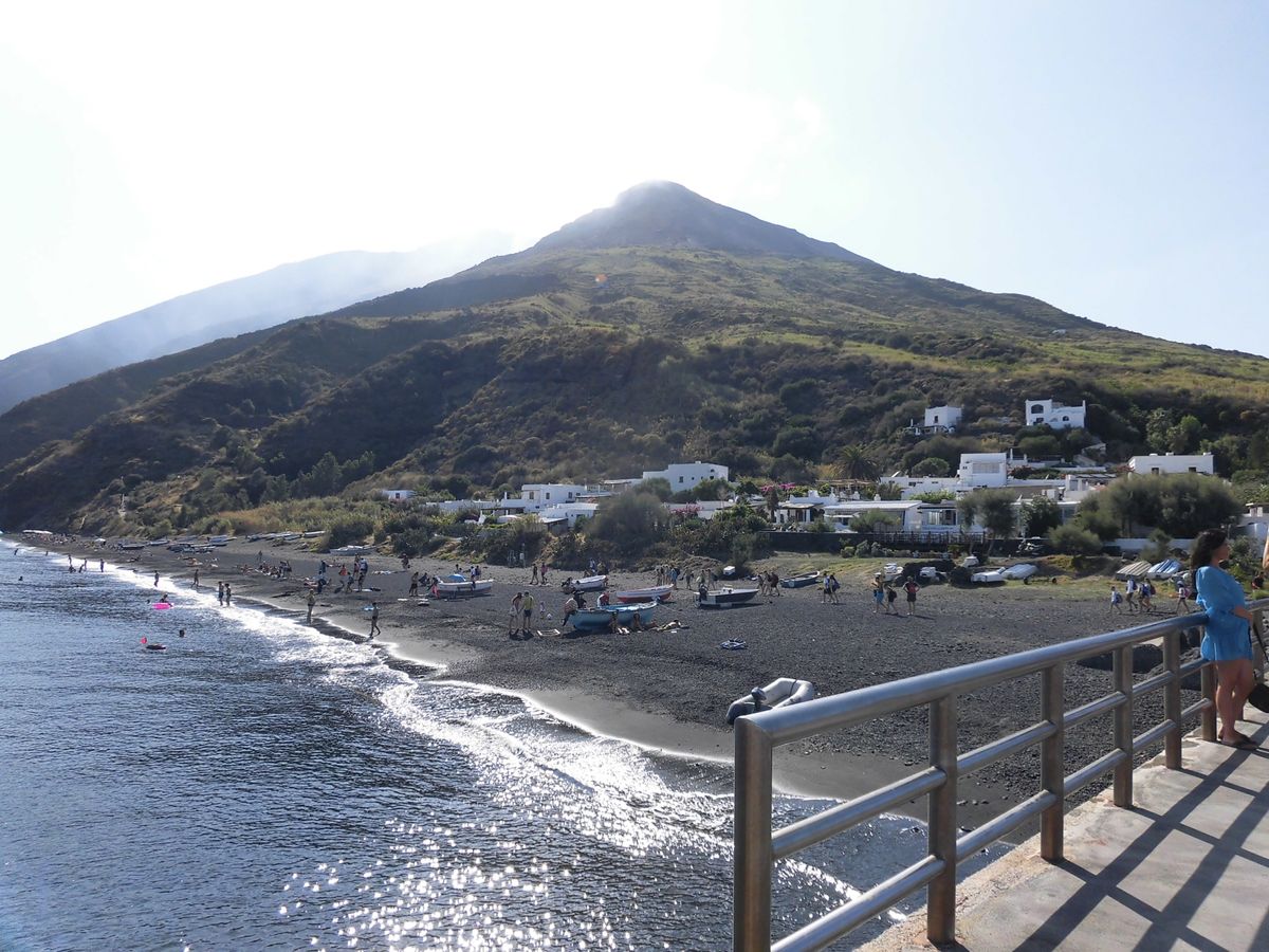 ストロンボリ島
元気な活火山🌋
最近は大きな噴火が多くて死者も出ているので...