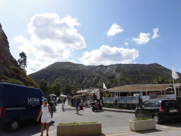 イタリア・エオーリエ諸島「エオーリエ諸島」の写真：ヴルカーノ島
いつ噴火してもおかしくない...