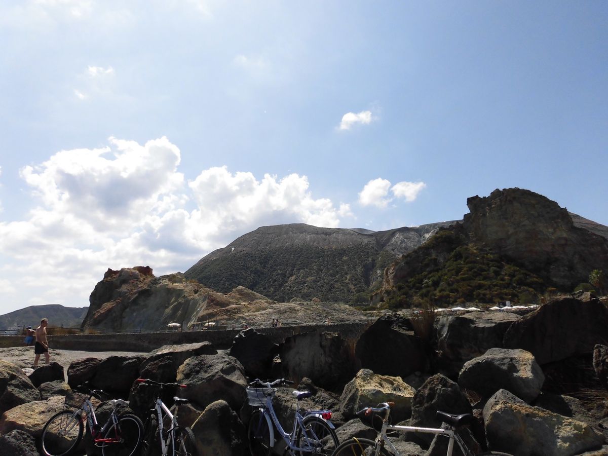 ヴルカーノ島
いつ噴火してもおかしくないらしい。
天然温泉が湧く海岸ありま...