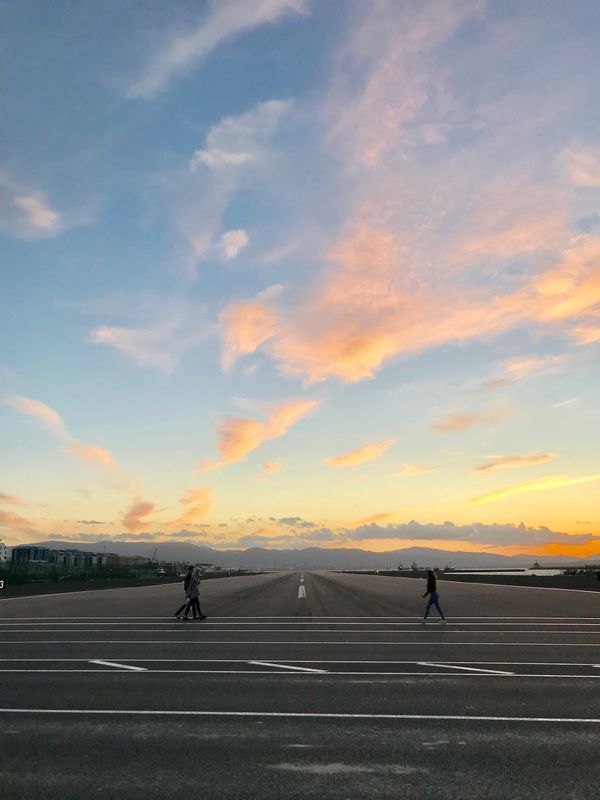 ジブラルタル・ジブラルタル「ジブラルタル海峡を渡る」の写真：マラガからバスに乗ってジブラルタルへ。
...