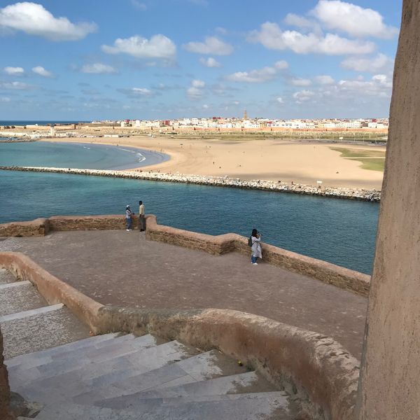 ジブラルタル・ジブラルタル「ジブラルタル海峡を渡る」の写真：首都ラバトの新市街（２枚目）は行政機関も...