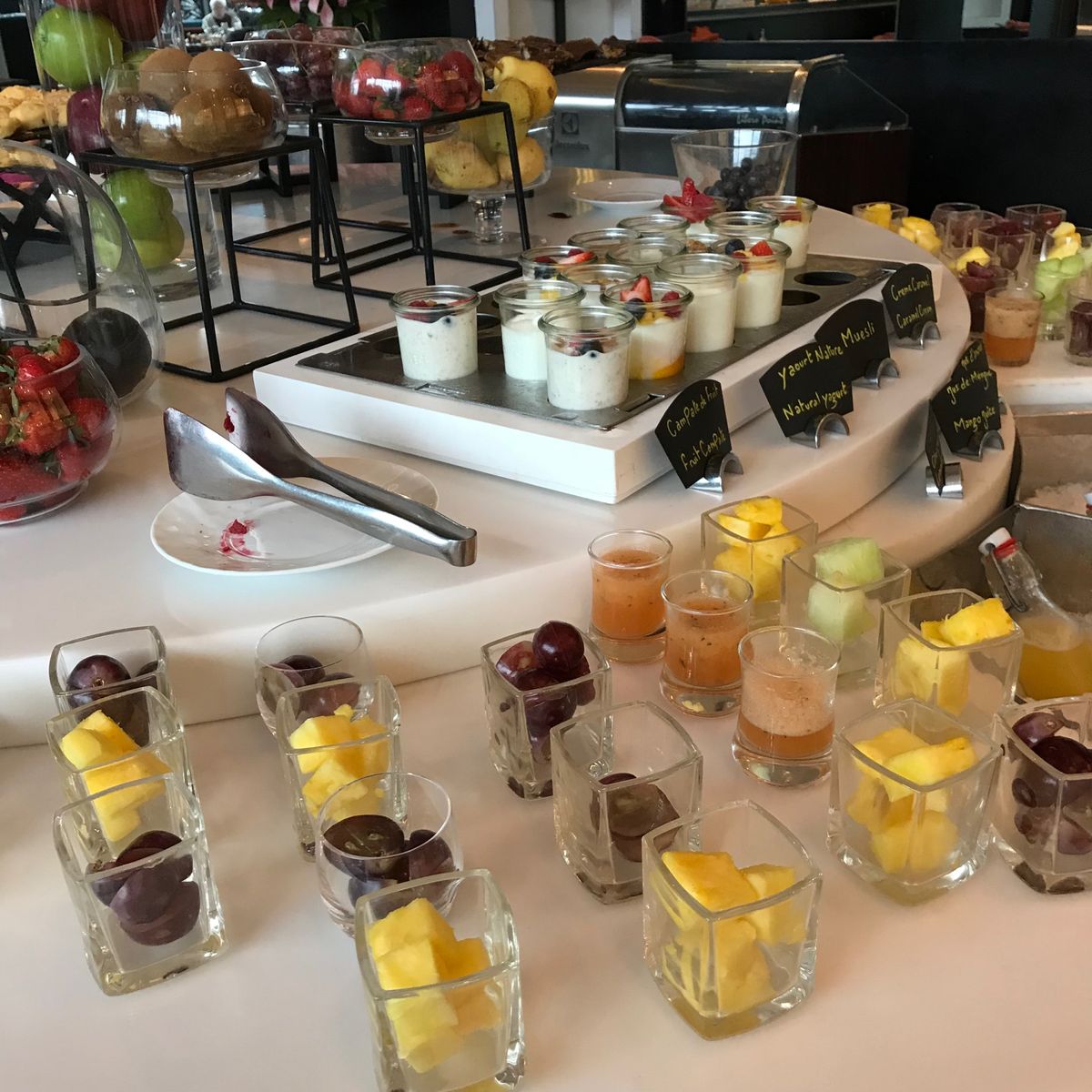 宿泊はカサ・ポール駅近くのソフィテル、最後なのでモスクビューの部屋にして、...