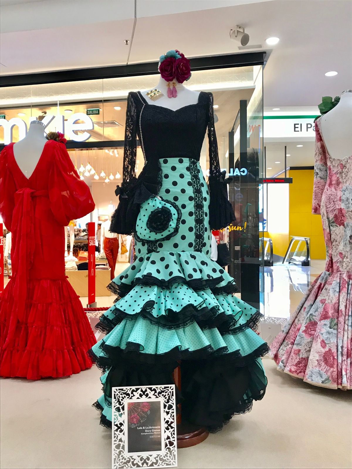 さすがスペイン、モール内にフラメンコ衣装の展示があったり。
フラメンコも観...