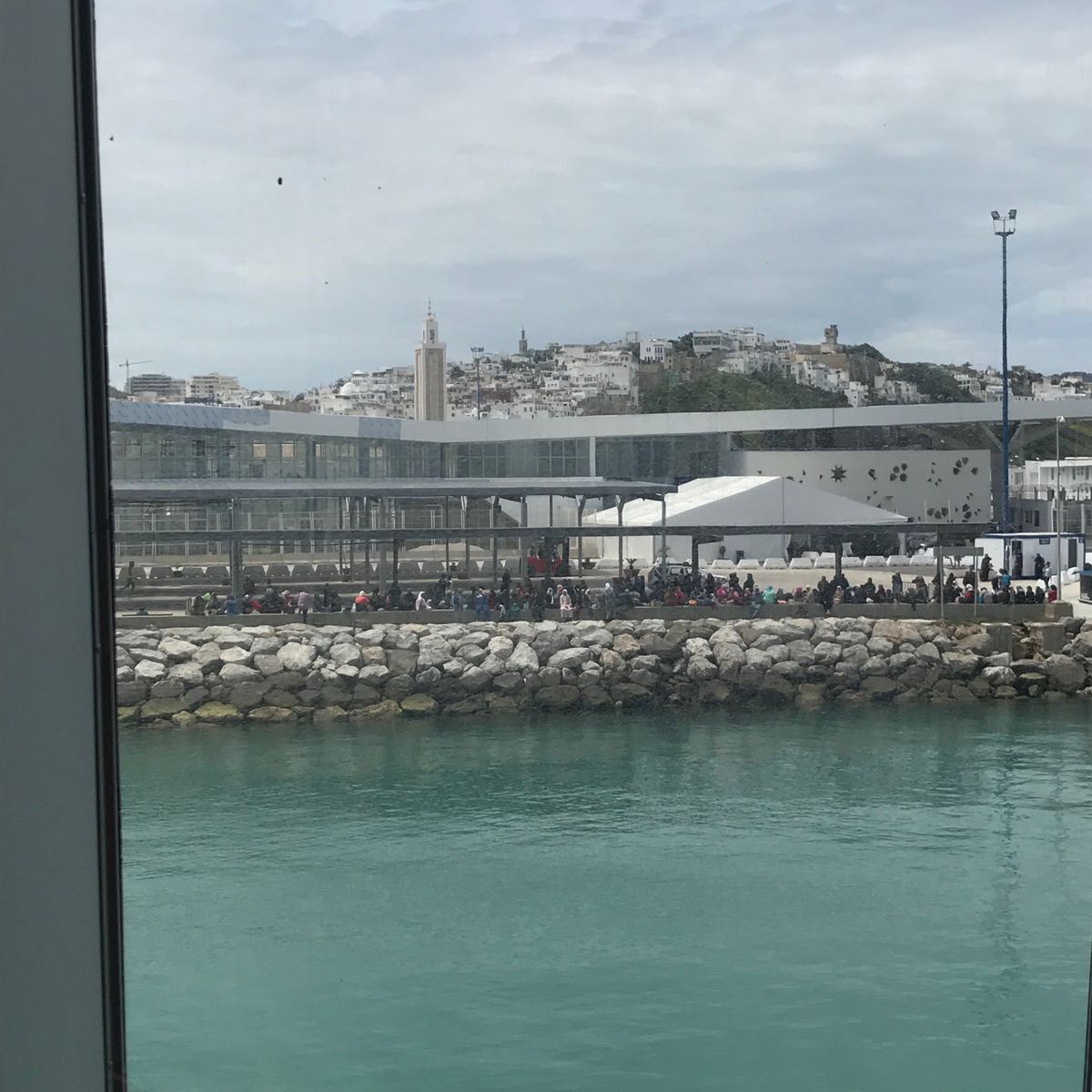 ジブラルタルからバスでアルヘシラスへ。
そこからフェリー会社のバスに乗り換...