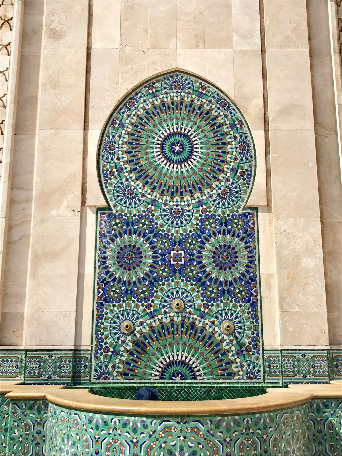 ラバトから鉄道でカサブランカに移動🚞
駅近のホテルに荷物を預けて、ハッサン...