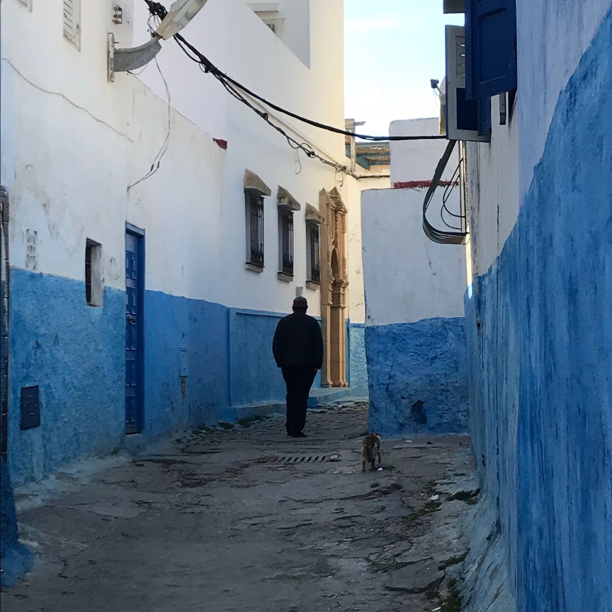 ラバトのカスバの中にもシャウエンのように壁が青く塗られてる所があり、写真を...