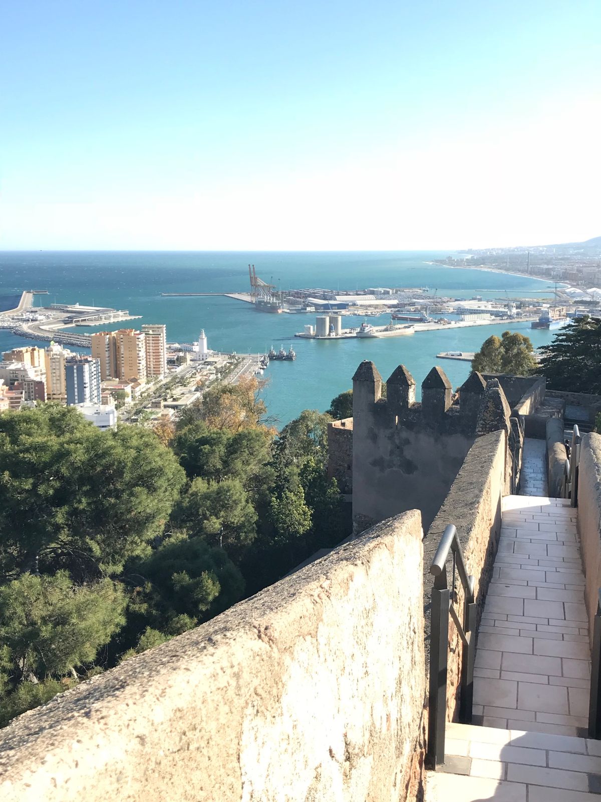 ヒーヒー言いながら高台にあるヒブラルファロ城に登る。素晴らしい眺め！
闘牛...