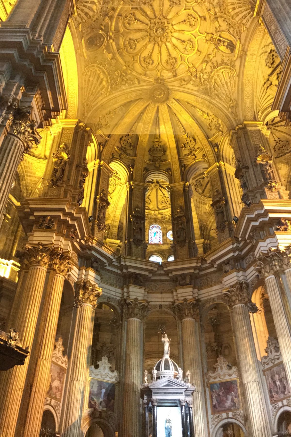 マラガの大聖堂。
道を歩いてて突然現れたのですごい迫力に驚いた。
中も立派。