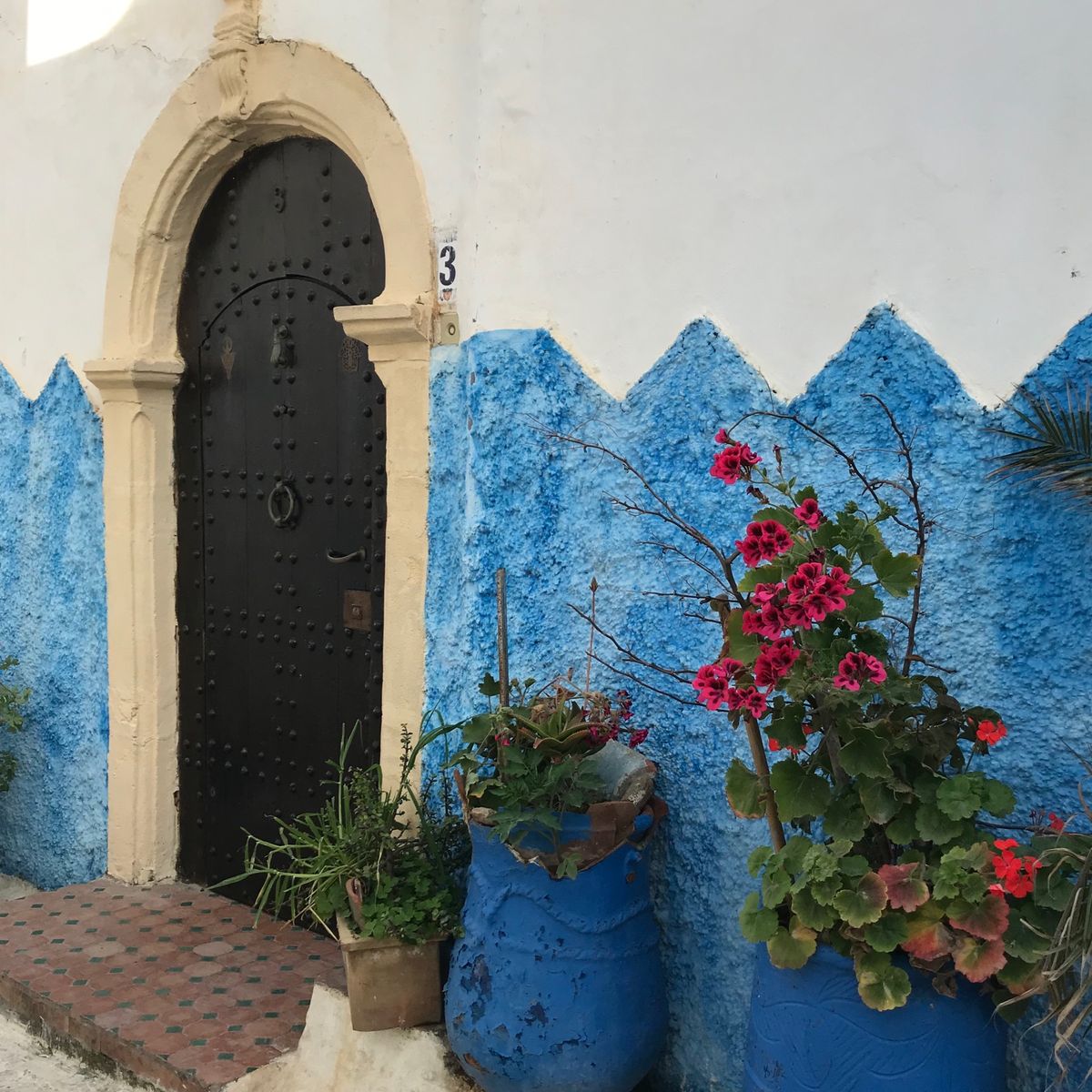 ラバトのカスバの中にもシャウエンのように壁が青く塗られてる所があり、写真を...