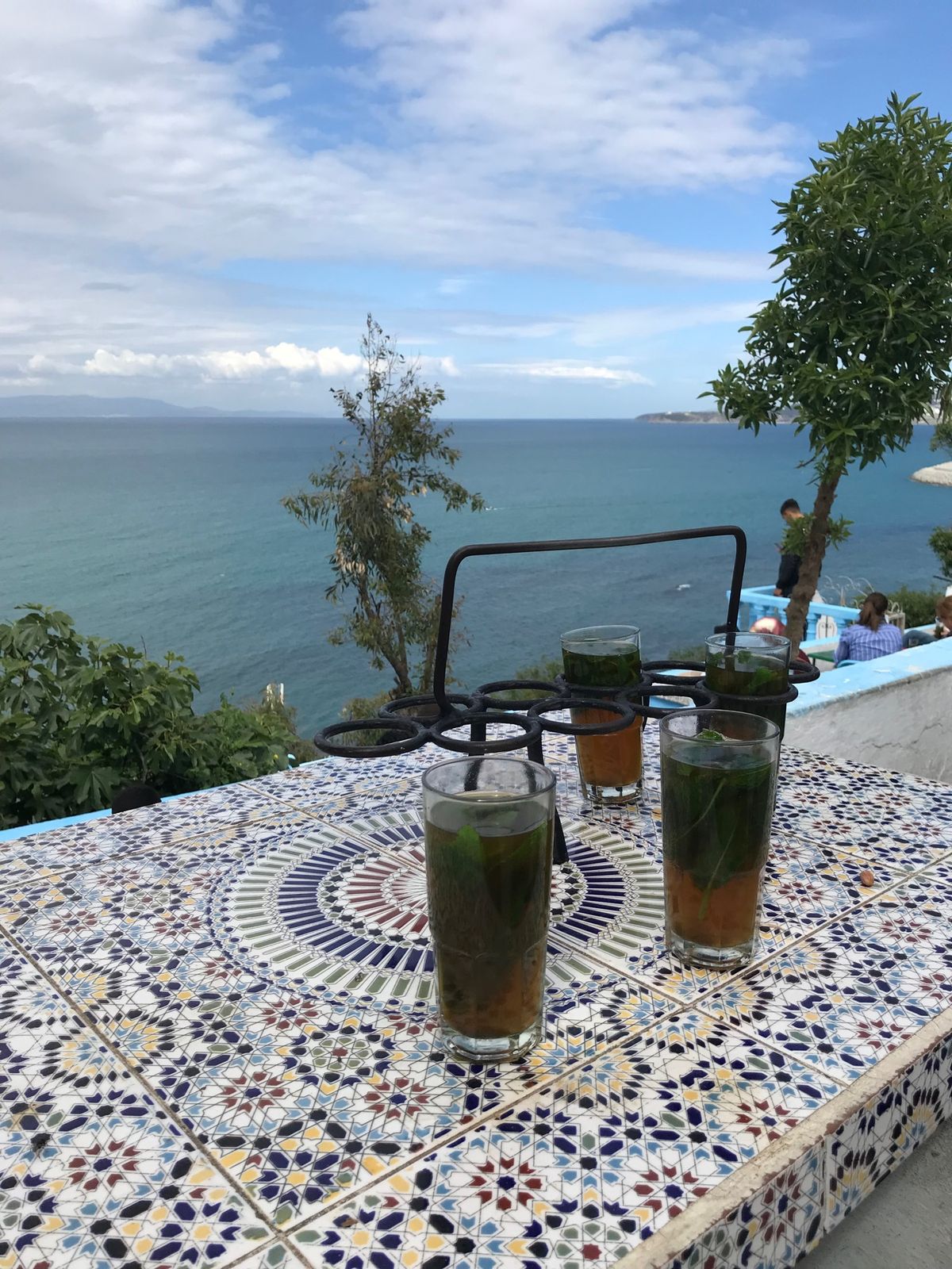 タンジェ観光。GWの時期だけど海沿いはけっこう寒い。
人気のカフェでミント...