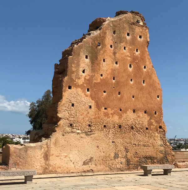 ジブラルタル・ジブラルタル「ジブラルタル海峡を渡る」の写真：ラバト新市街を観光。
崩れた壁がカッコい...