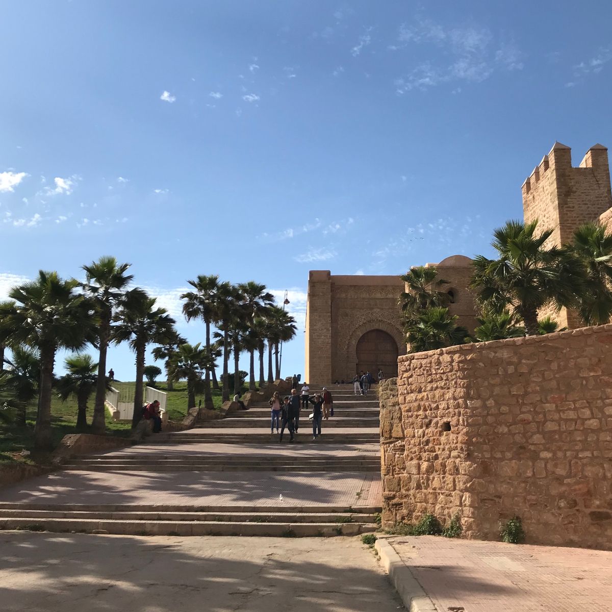 バスでタンジェからラバトに移動。
モロッコの首都は、カサブランカでもマラケ...