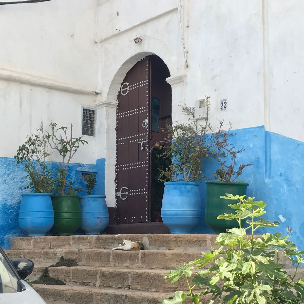 ラバトのカスバの中にもシャウエンのように壁が青く塗られてる所があり、写真を...