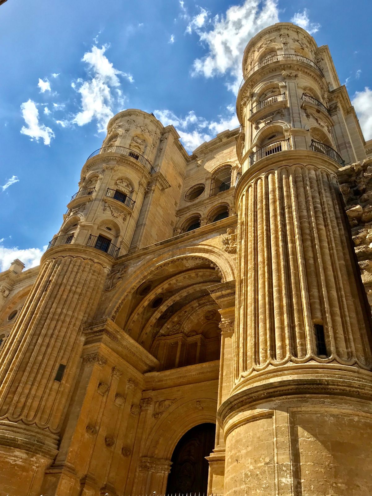 マラガの大聖堂。
道を歩いてて突然現れたのですごい迫力に驚いた。
中も立派。