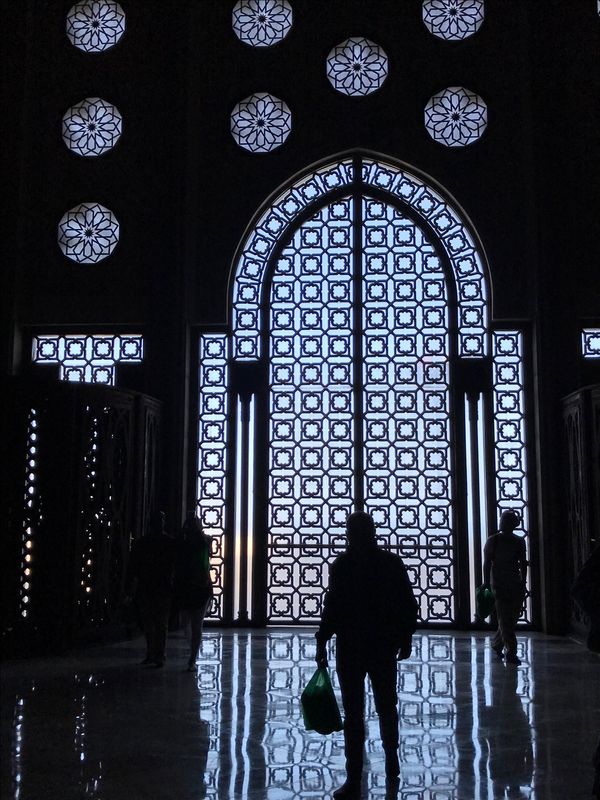 ジブラルタル・ジブラルタル「ジブラルタル海峡を渡る」の写真：ハッサン二世モスクは１日数回内部の見学ツ...