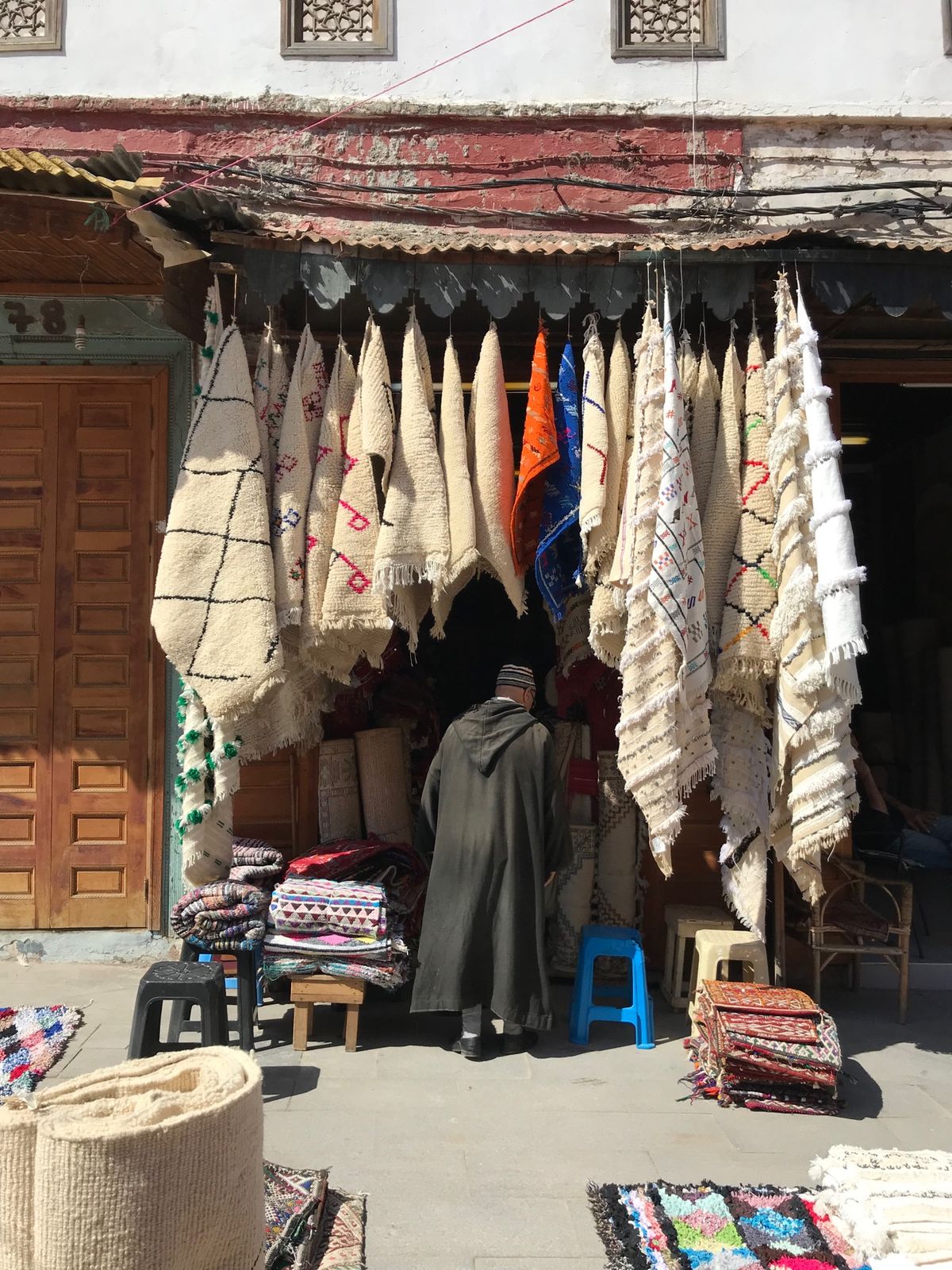 ラバト旧市街のスーク散策。
外国のマネキンは怖くて面白い。
白い絨毯、欲し...