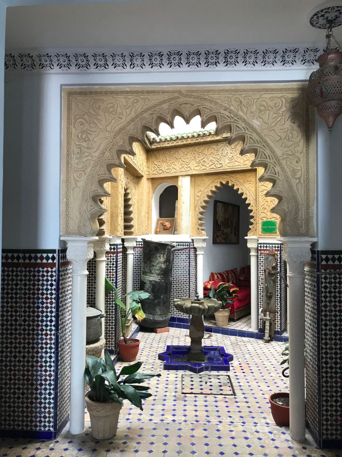 頭を強打した夫は念のため休ませておき、タンジェ旧市街から新市街まで一人で歩...