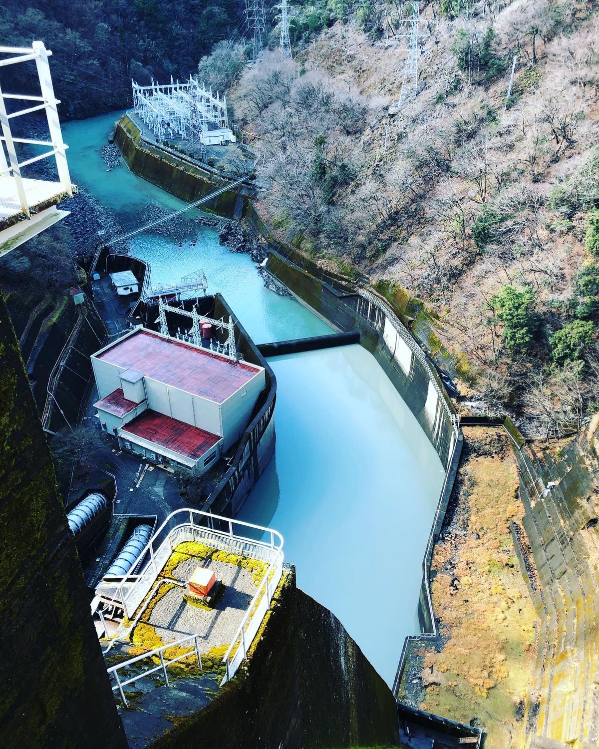 お目当ての井川へ。
日本最古の中空重量式コンクリートダム。
デカいし高い。...