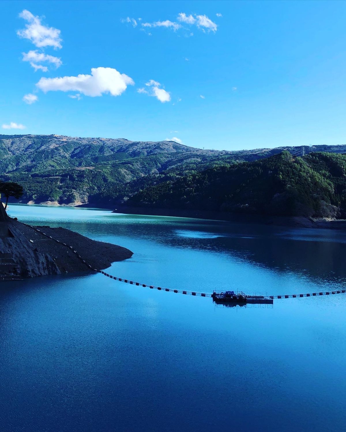 お目当ての井川へ。
日本最古の中空重量式コンクリートダム。
デカいし高い。...